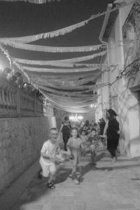 Sant Joanet dut cap a la esglesia, en xiquets jugant