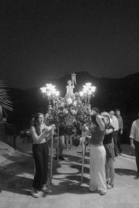 Sant Joanet esperant a ser dut a la esglesia